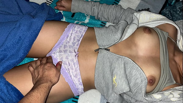 ¿Qué edad ? Chica tierna es seducida por hombre mayor mientras están solo en la casa Real y Casero
